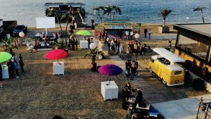 DJ in Volkswagenbusje creëert festivalgevoel op bedrijfsfeest met licht- en geluideffecten