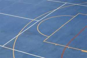 Handbalspelers in actie tijdens een wedstrijd, demonstratie van handbal technieken en teamwerk