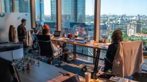 Flexwerken in Utrecht centrum - werkplek met uitkijk op bruisend centrum