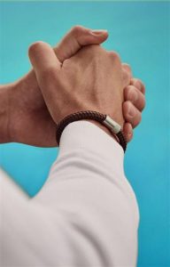Verschillende soorten armbanden met uiteenlopende designs en materialen die verschillende betekenissen en functies hebben