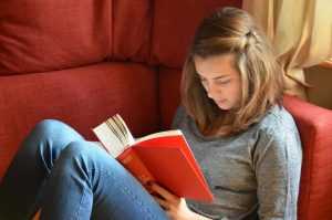 Student verhuizers helpen met het verhuizen van meubels en huisraad op een energieke en efficiënte manier