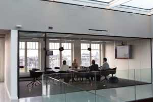 Home Illustratie over hybride werken voor beginnende ondernemers met kantoor- en thuiswerksetup