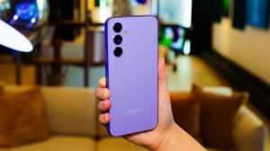 Home Samsung Galaxy A54 met AMOLED-scherm en geavanceerde camera's in groen, zwart, paars en wit