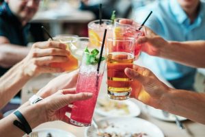 Checklist essentiële items voor een knal feest: meubilair, verlichting, geluidssysteem en partytent
