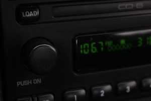 Illustratie van audio upgrade componenten in auto: luidsprekers, versterker en subwoofer voor betere geluidskwaliteit