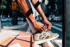 Runner bindt schoenveters vast - Nike Dunk blijft populair dankzij comfort en design