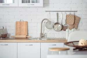Home Modern Scandinavisch keukenbinnenland met witte keukendeuren en huishoudelijke accessoires
