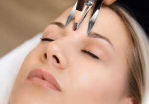PMU opleiding met praktijktraining in permanente make-up technieken voor wenkbrauwen en eyeliner